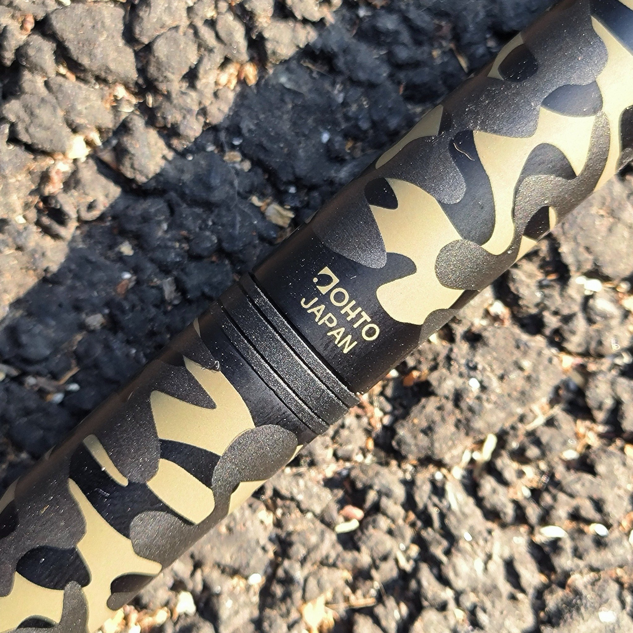 Bút bi ngòi gốm Ohto CR-01 Ceramic Roller Pen