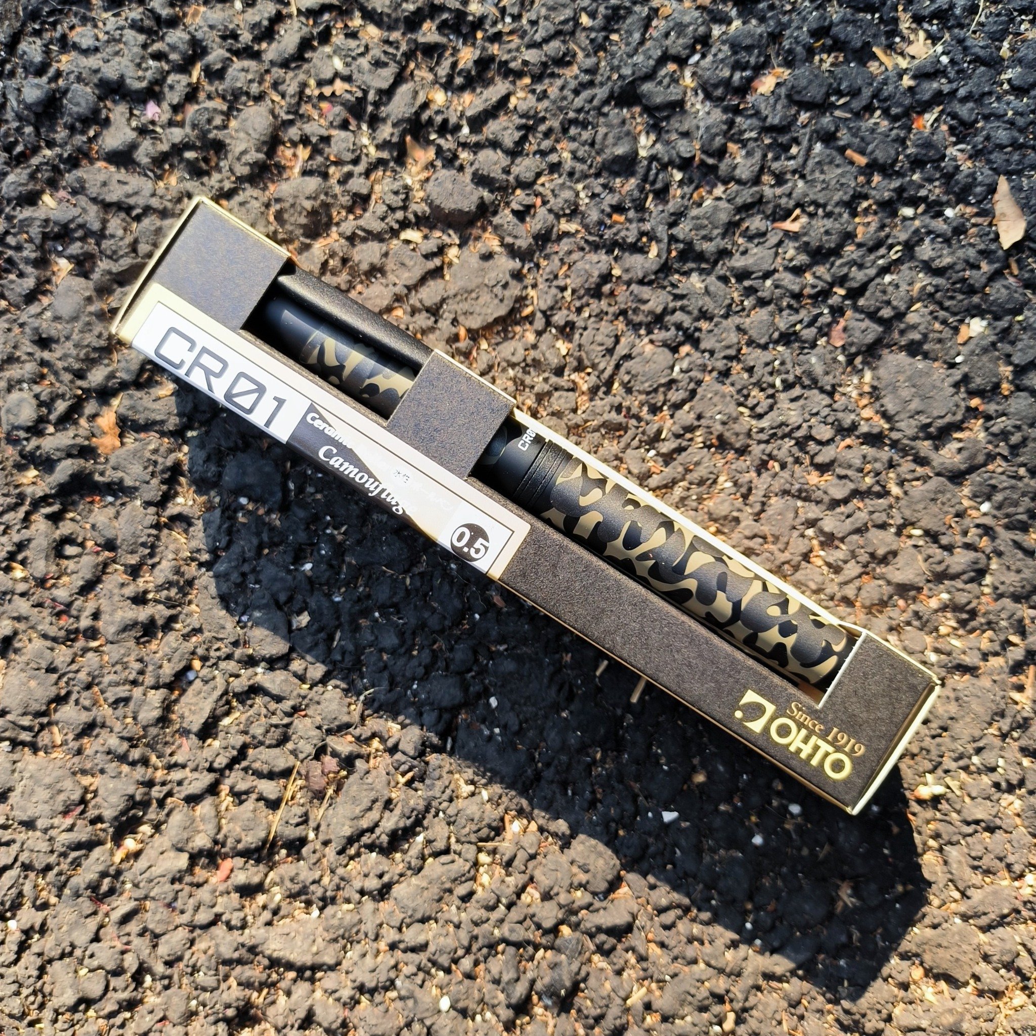 Bút bi ngòi gốm Ohto CR-01 Ceramic Roller Pen