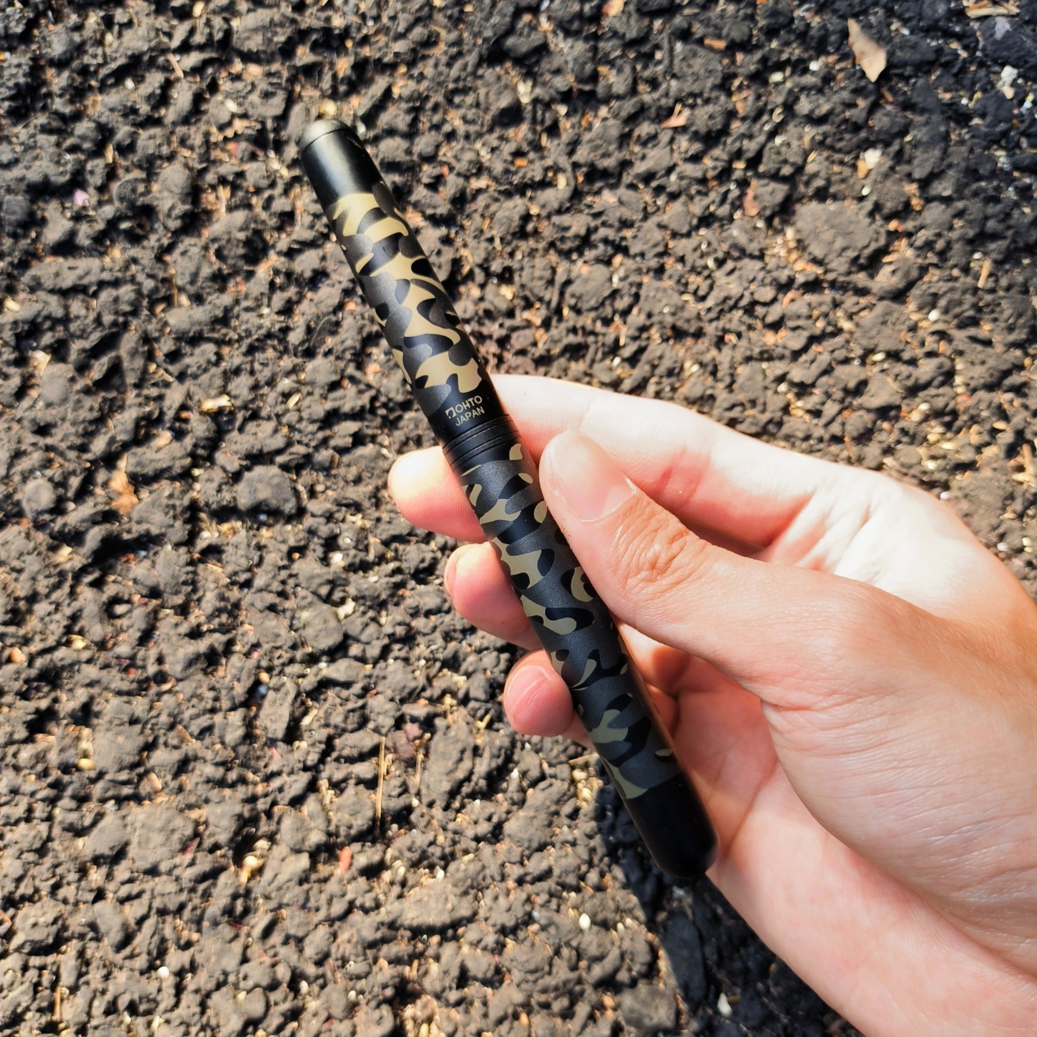 Bút bi ngòi gốm Ohto CR-01 Ceramic Roller Pen